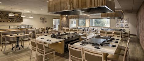 2 restaurants; breakfast and dinner served