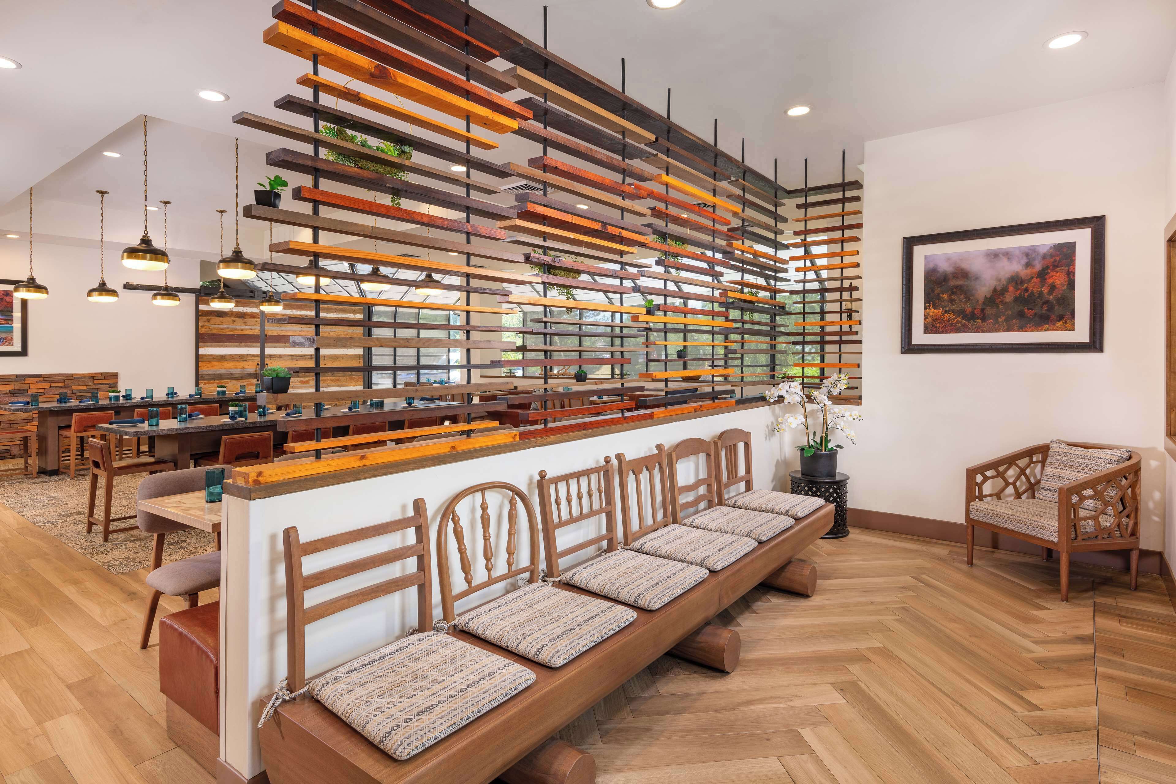 2 restaurants, breakfast served