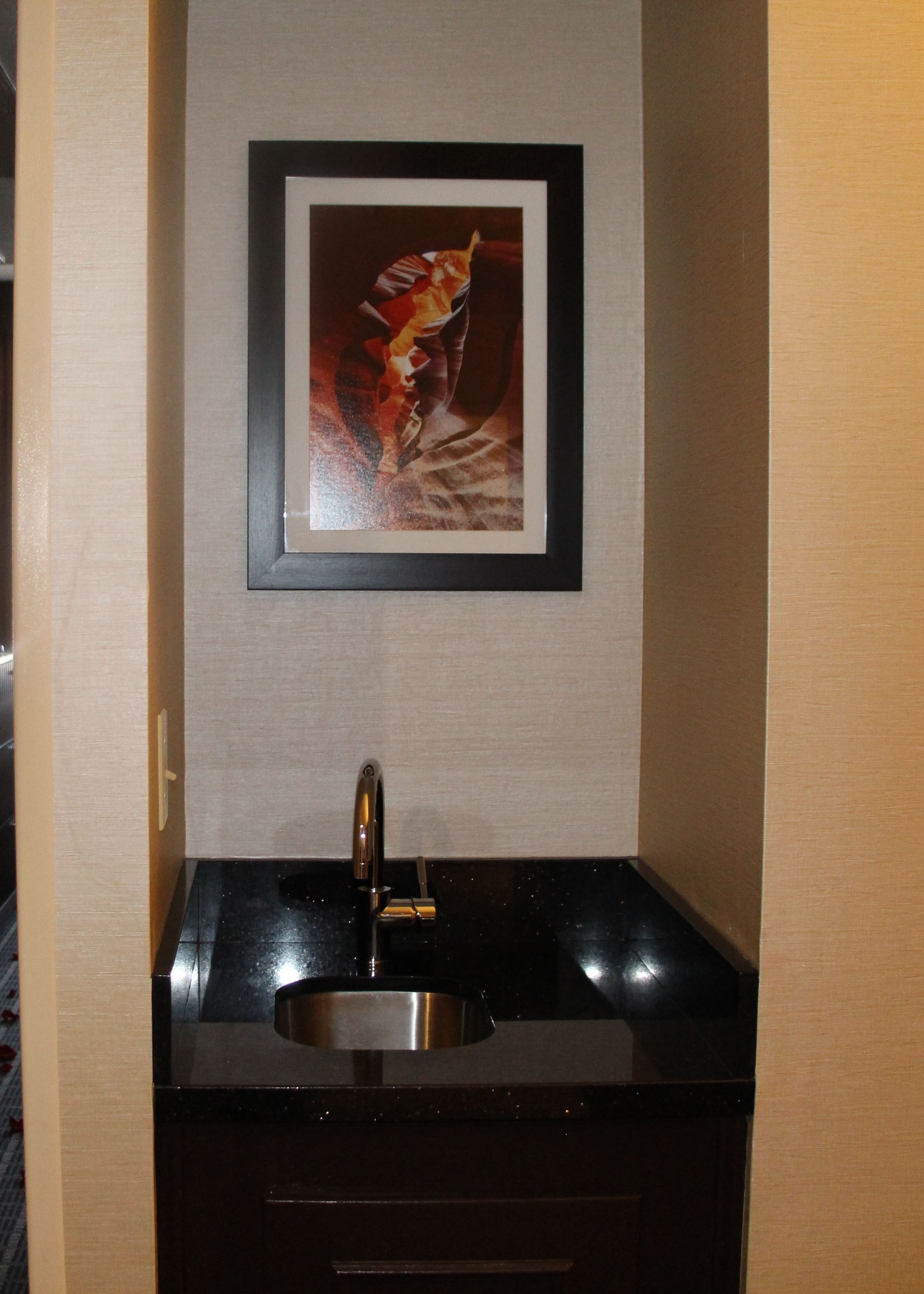 junior suite, 1 king bed | minibar