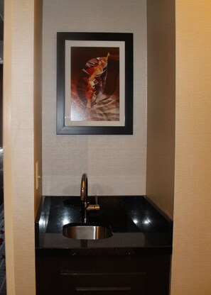 Junior-sviitti, 1 suuri parisänky | Minibaari