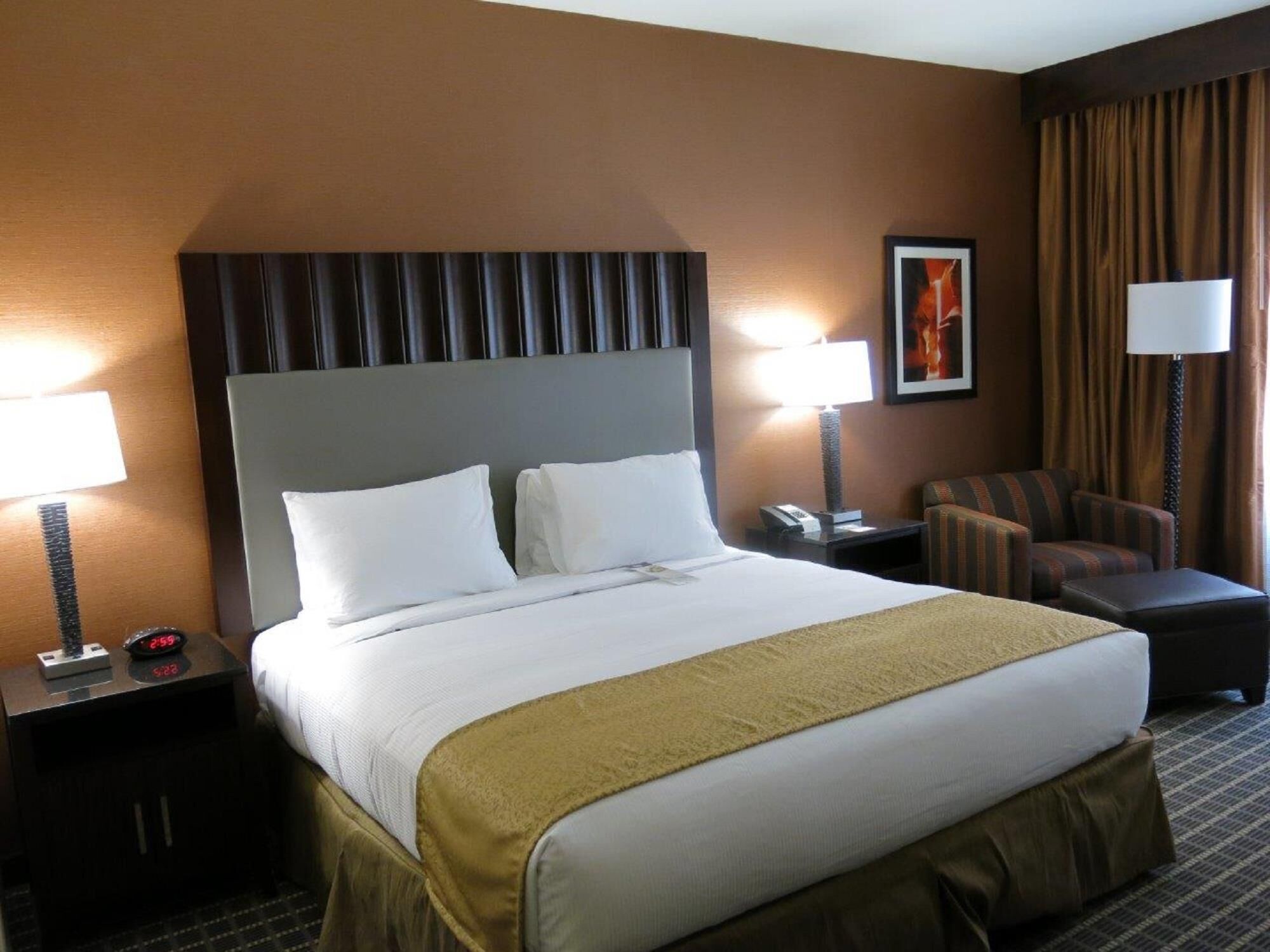 Tallelokero huoneessa, työpöytä, pimennysverhot, silitysrauta/-lauta