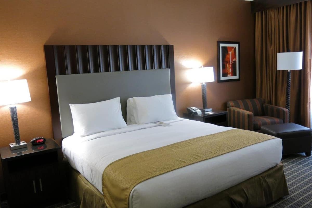 Cofres nos quartos, escrivaninha, cortinas blackout