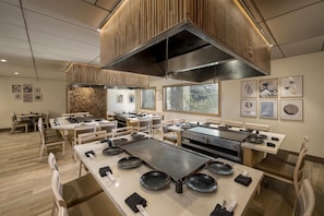 2 restaurants; breakfast and dinner served