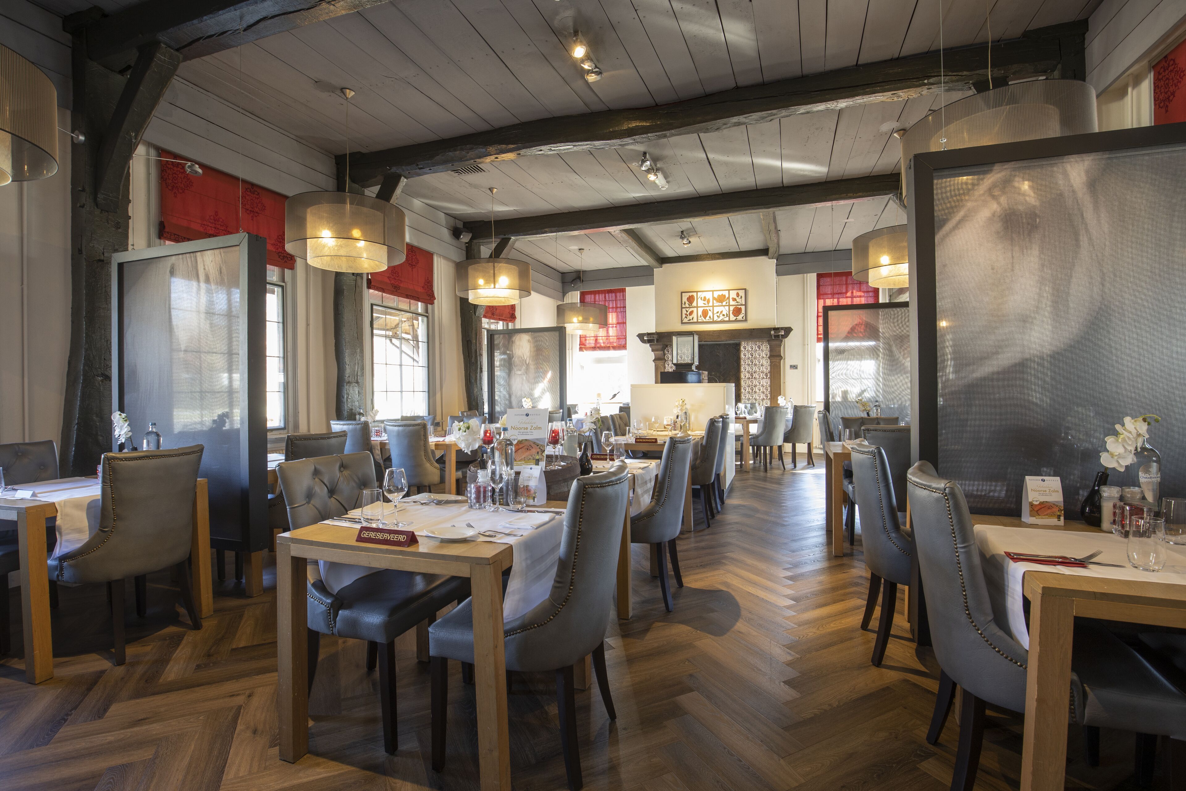 Ein Restaurant mit Holzböden, Tischen und Stühlen.