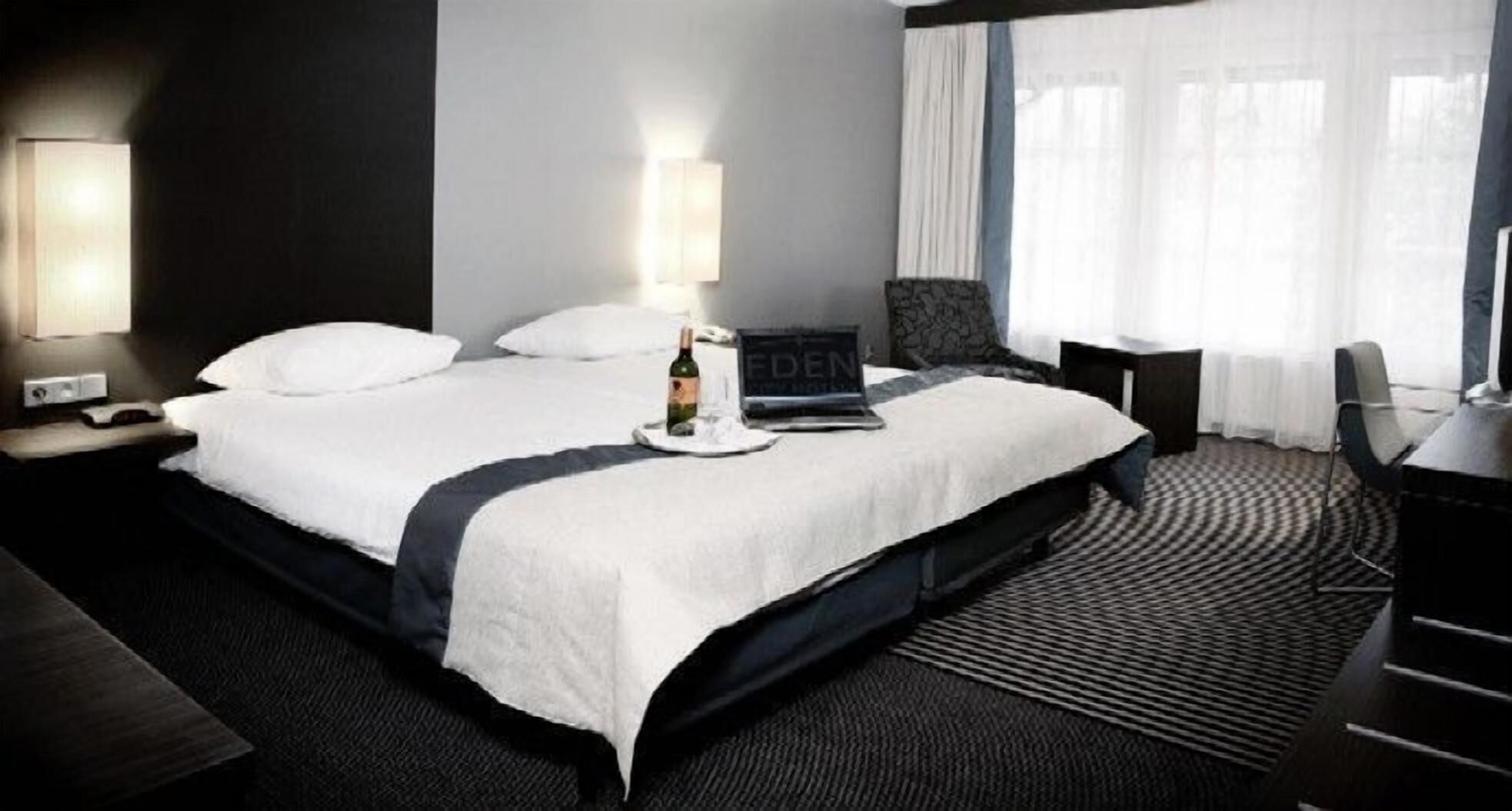 Bàn, bàn ủi/dụng cụ ủi quần áo, truy cập Internet không dây miễn phí 