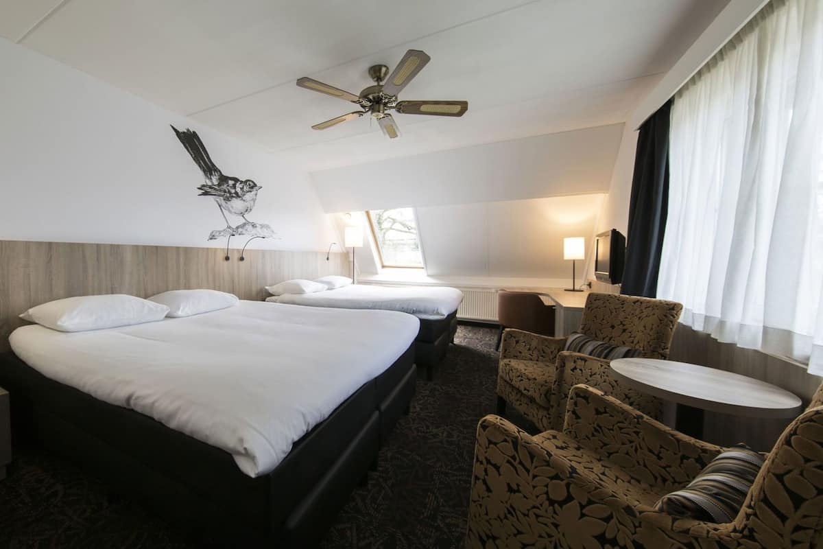 Bàn, bàn ủi/dụng cụ ủi quần áo, truy cập Internet không dây miễn phí