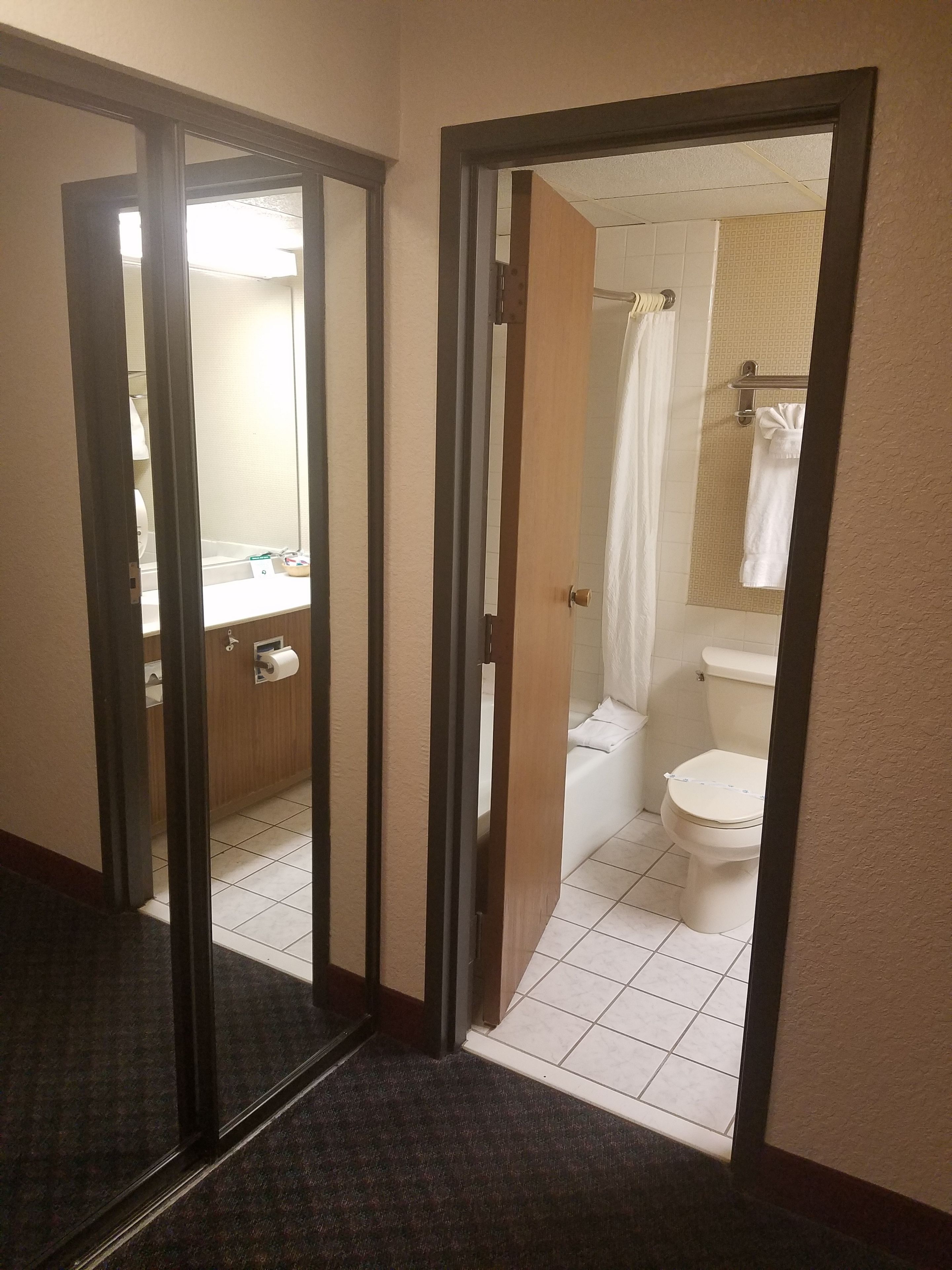 combined shower/bathtub, hydromassage showerhead, free toiletries