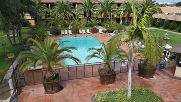 Piscine extérieure, chaises longues