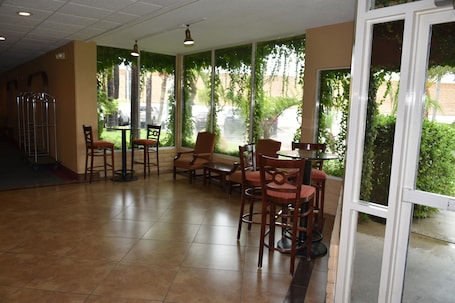 Lobby lounge. Ontario Airport Inn