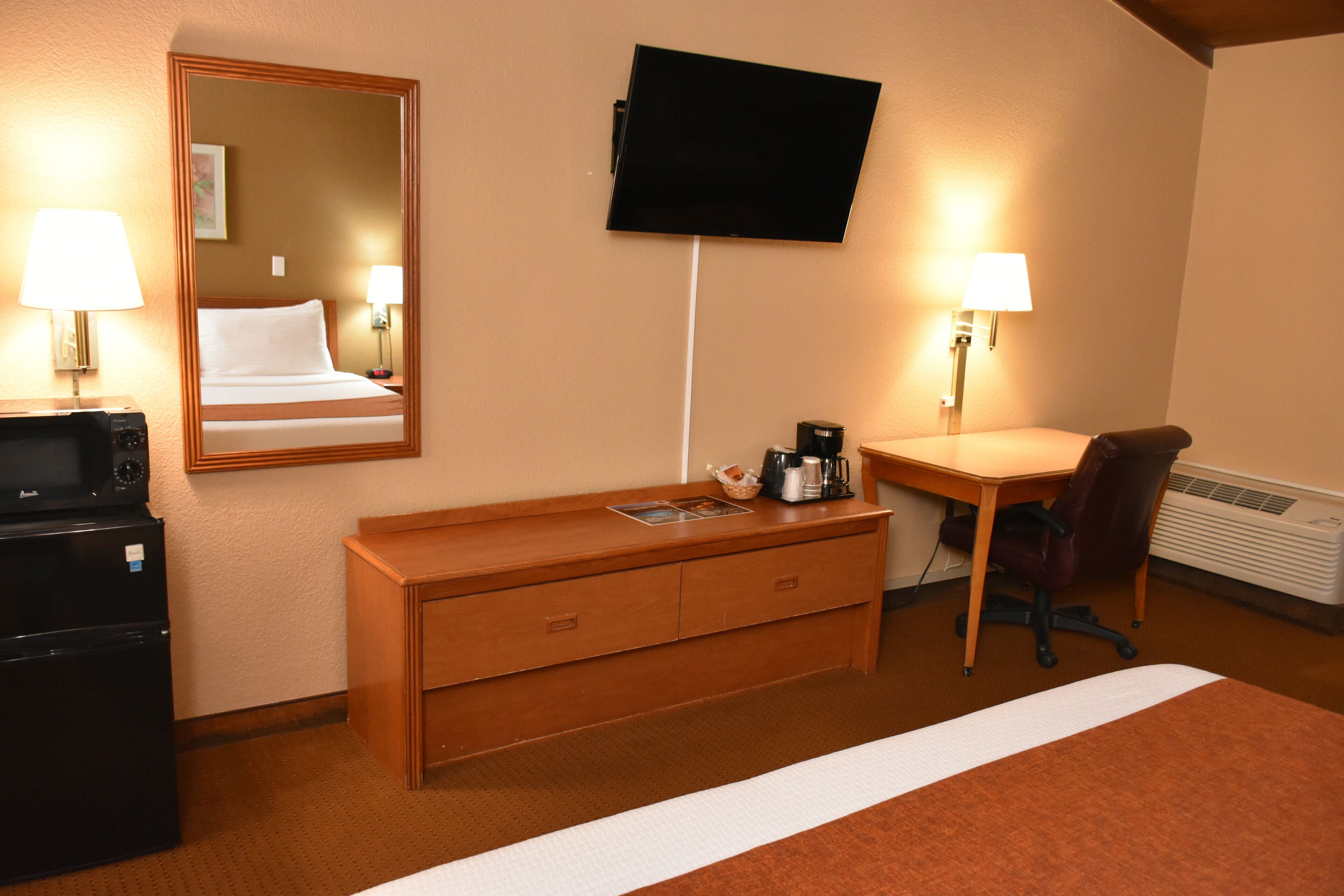 executive room, 1 king bed, balcony, pool view | premium bedding, memory-foam beds, in-room safe, desk