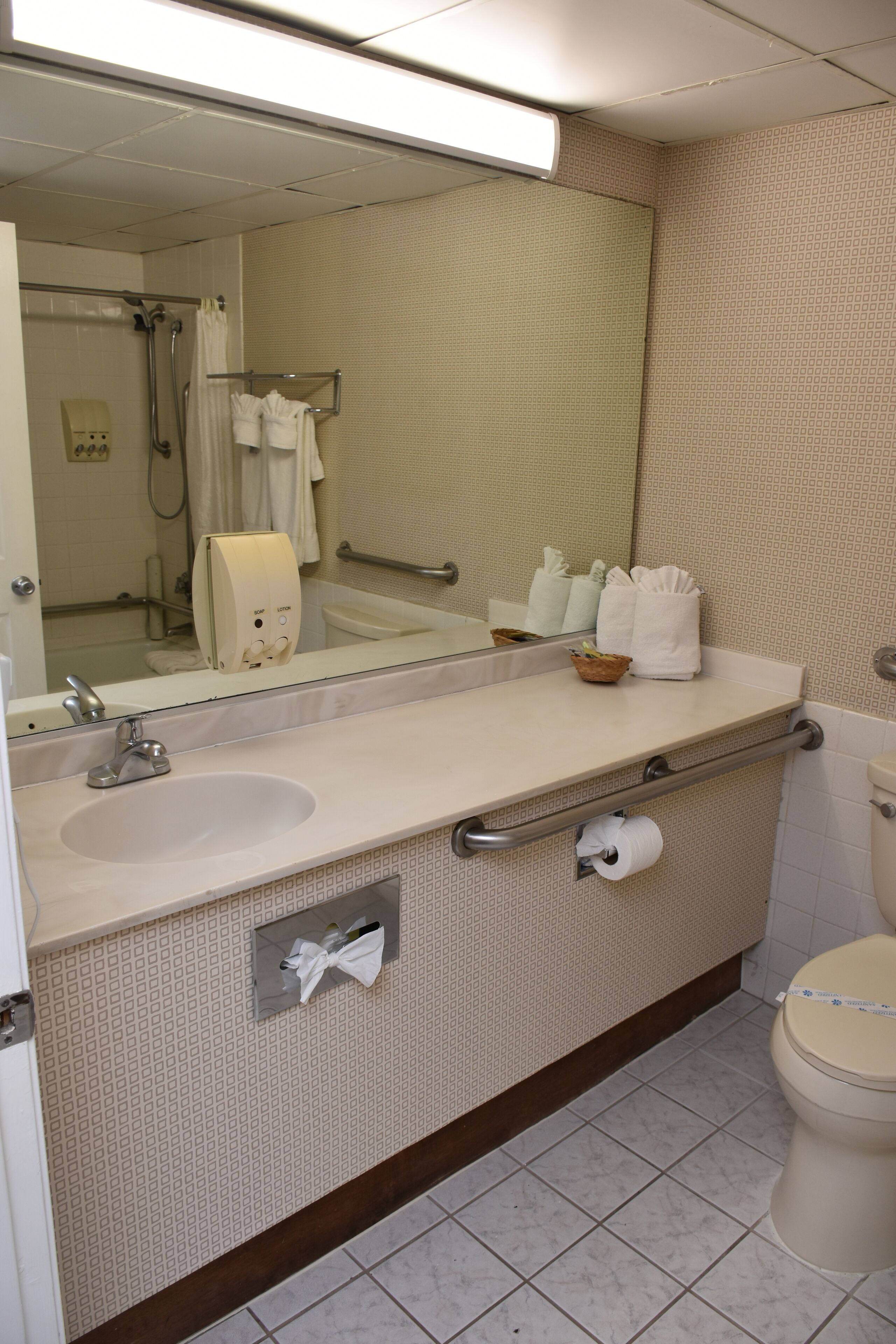 executive room, 2 queen beds, accessible | bathroom | combined shower/bathtub, hydromassage showerhead, free toiletries