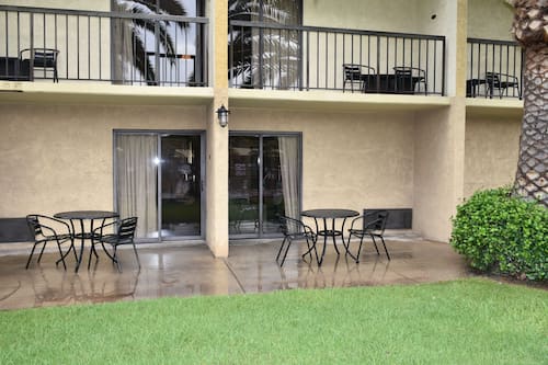 Camera Executive, 1 letto king, patio, vista piscina | Vista dalla camera