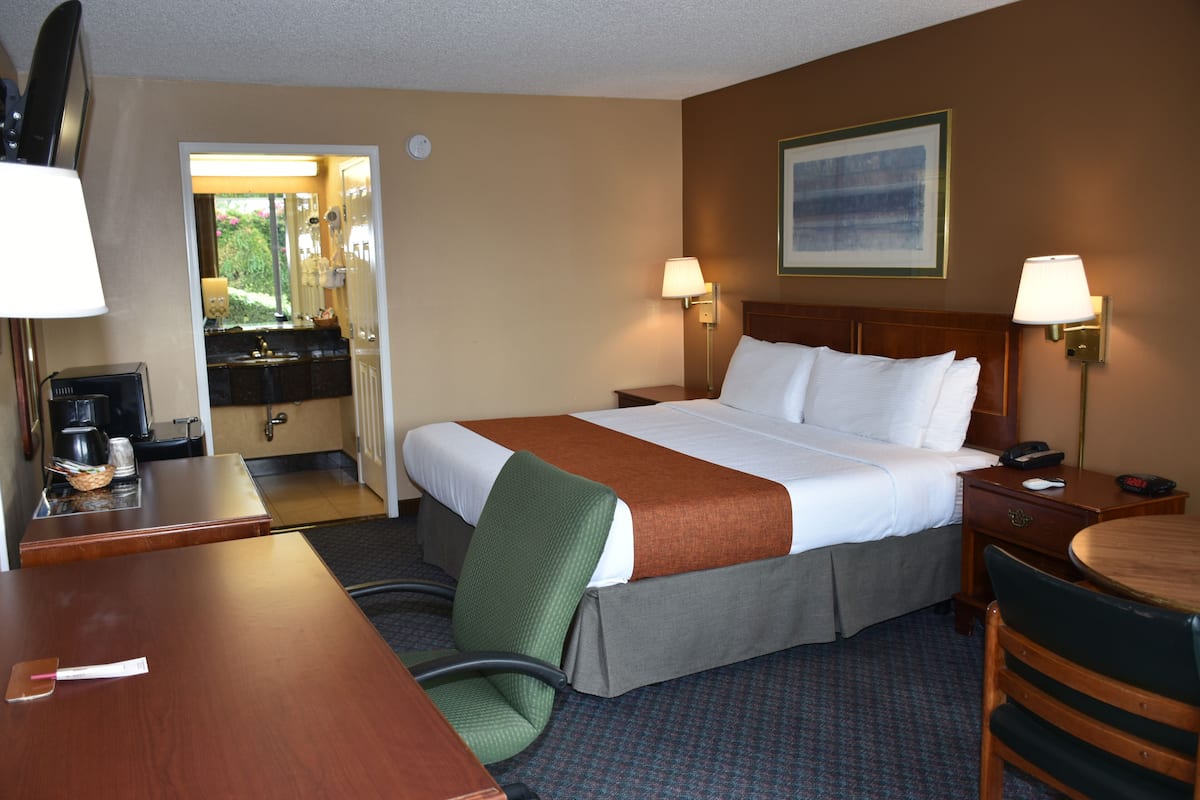 deluxe room, 1 king bed, smoking | premium bedding, memory-foam beds, in-room safe, desk