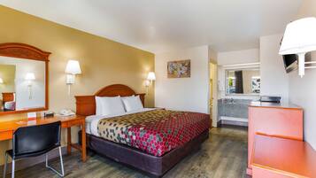 Room, 1 King Bed, Non Smoking | Iron/ironing board, free WiFi, bed sheets, alarm clocks