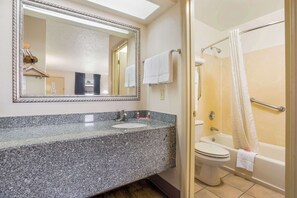 Iron/ironing board, free WiFi, bed sheets, alarm clocks - Econo Lodge Lebanon (Lebanon)