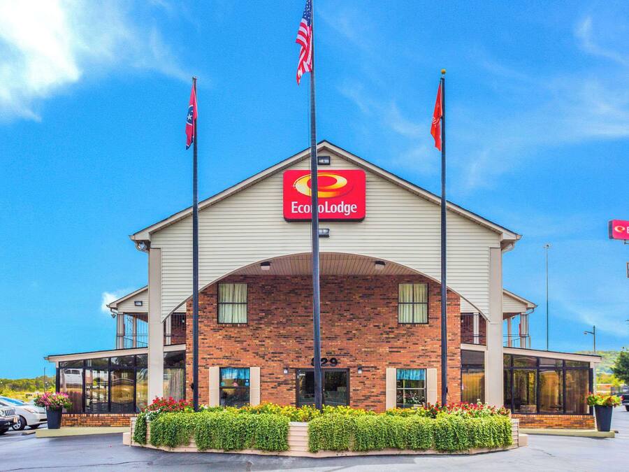 Un edificio de ladrillo con un letrero grande que dice "EconoLodge".