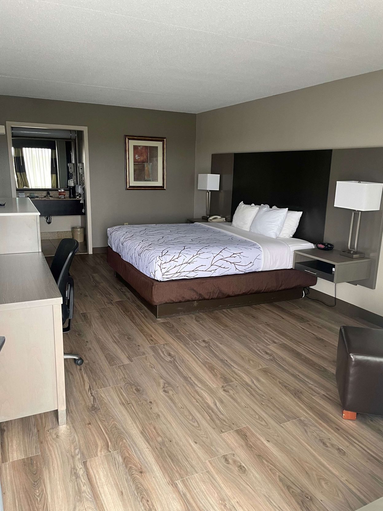 مكتب ومساحة عمل للكمبيوتر المحمول ومكواة/لوح كي