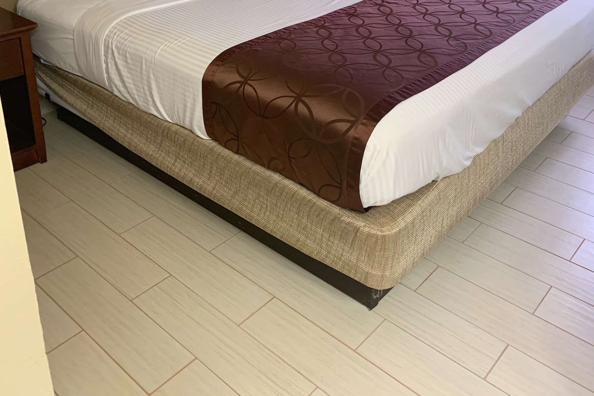 Standard Room, 1 King Bed, Non Smoking, Refrigerator & Microwave (Pet Friendly) | Desk, iron/ironing board, WiFi, bed sheets