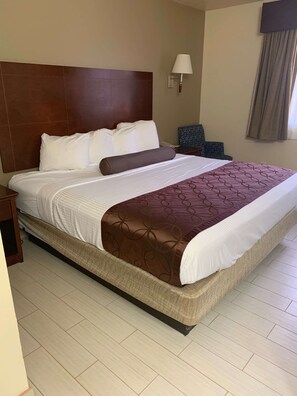 مكتب ومكواة/لوح كي وواي فاي وملاءات أسرّة