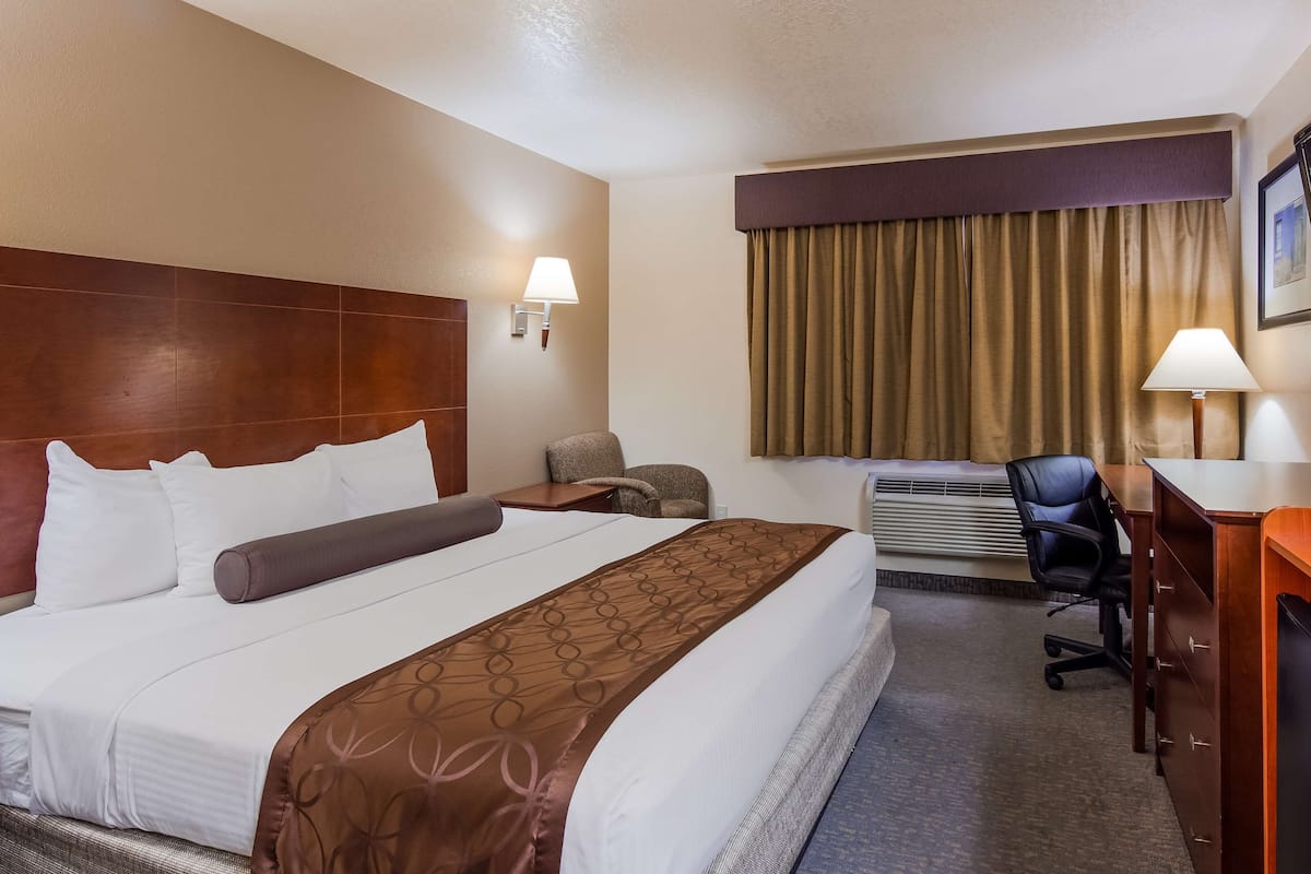 Desk, iron/ironing board, WiFi, bed sheets