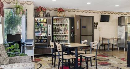 Econo Lodge Grand Forks near University