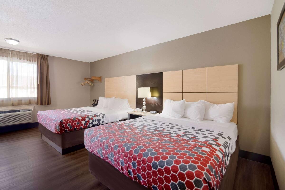 Tabla de planchar con plancha, camas extra, wifi gratis y ropa de cama