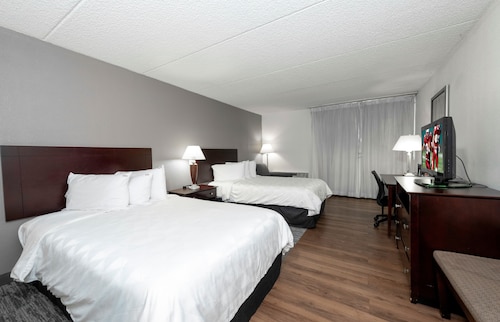 Red Roof Inn PLUS+ Woodbridge - Carteret
