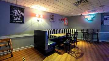 Un interior de restaurante con cabinas, mesas y sillas.