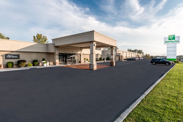 Welcome to the Holiday Inn Express, featuring a modern design and beautifully maintained grounds.