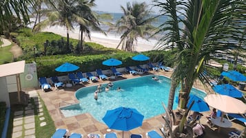 2 buitenzwembaden, parasols bij het zwembad en ligstoelen