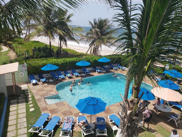 2 piscines extérieures, parasols de plage, chaises longues