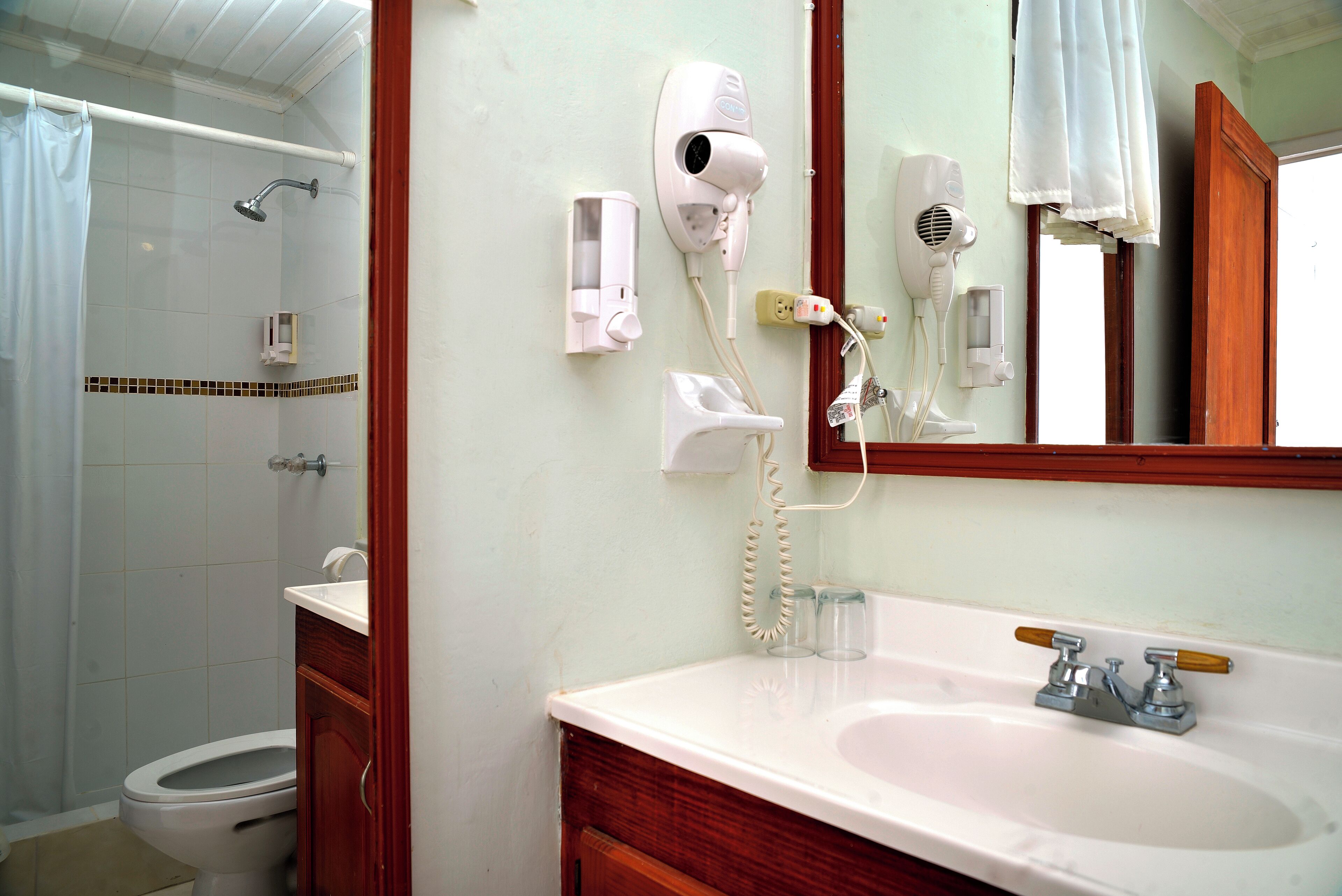 Un baño con ducha, inodoro y lavabo.