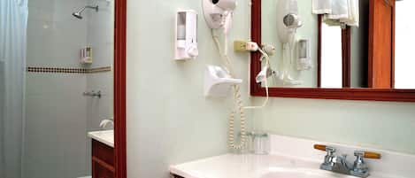 Un baño con ducha, inodoro y lavabo.