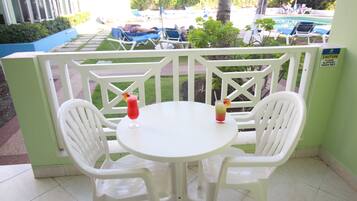 Studio, uitzicht op zwembad | 1 slaapkamer, een strijkplank/strijkijzer, gratis wifi, beddengoed