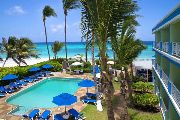 2 hồ bơi ngoài trời, dù/ô trên bãi biển/hồ bơi, ghế dài tắm nắng