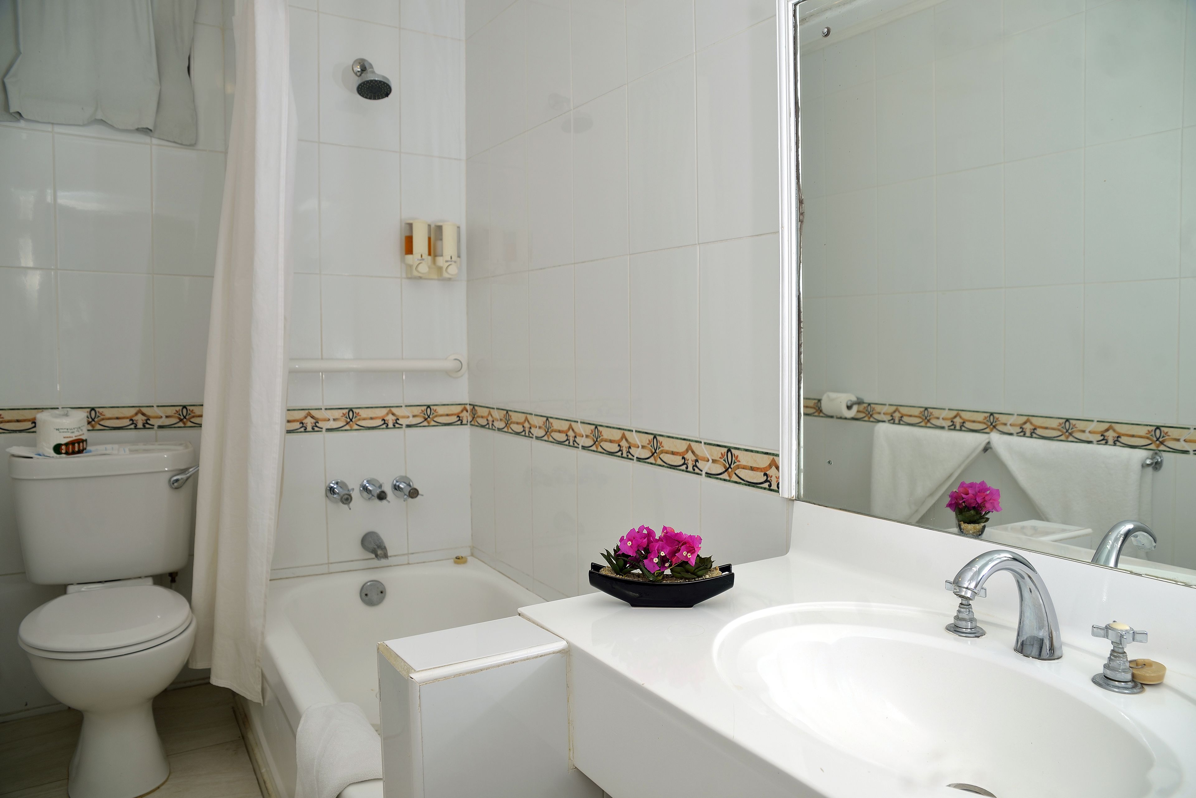 Ein Badezimmer mit Toilette, Badewanne und Waschbecken.
