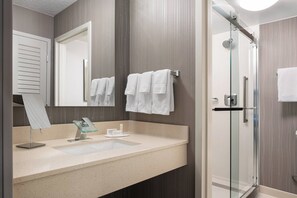 Combined shower/bathtub, free toiletries, hair dryer, towels