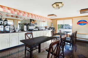 Petit déjeuner complet compris tous les jours