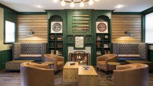 Un salon confortable avec des canapés en cuir, une table basse centrale et une cheminée.