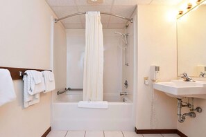 Bañera con ducha, secador de pelo, toallas