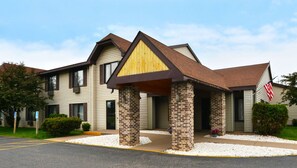 Exterior - Magnuson Hotel Country Inn (Ishpeming)