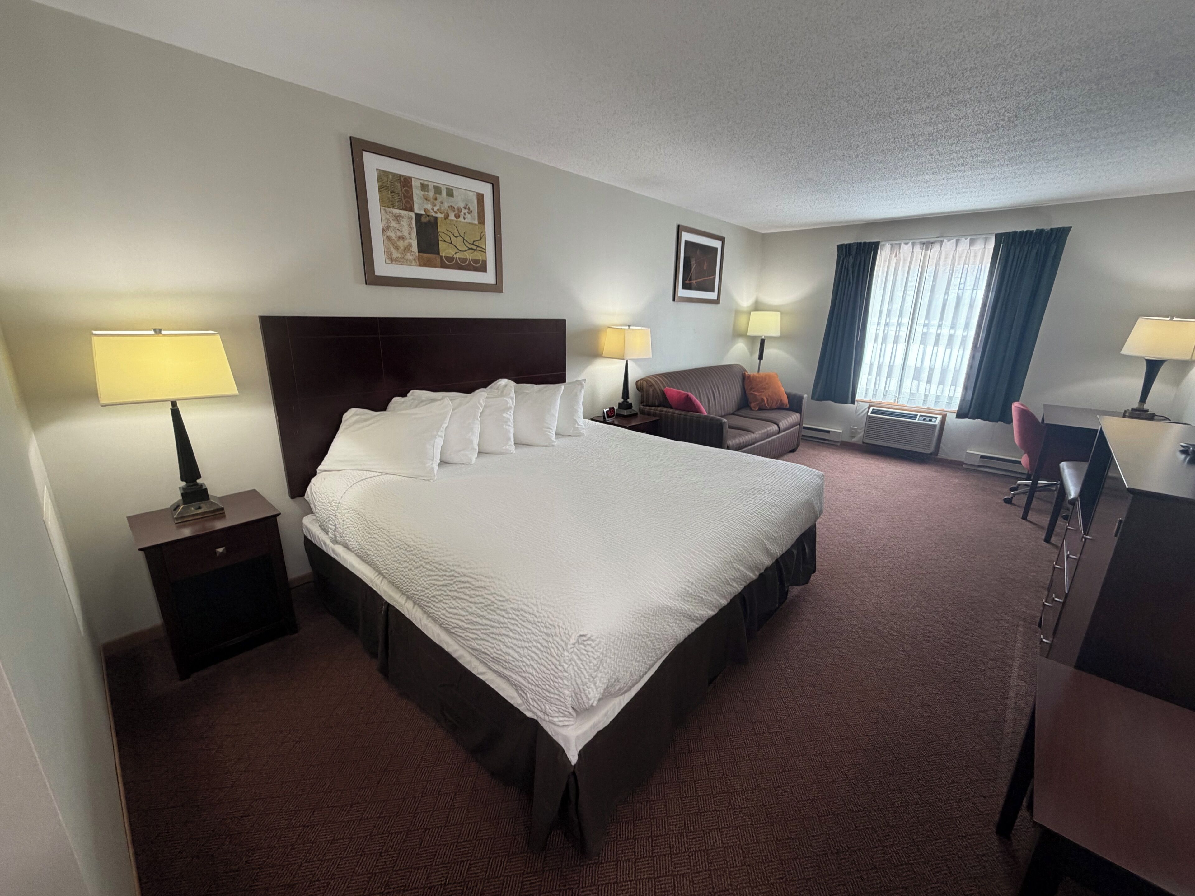 Habitación, 1 cama Queen size, acceso para personas con movilidad reducida (Bathtub w/ Grab Bars) | Escritorio, wifi gratis, ropa de cama y despertador 