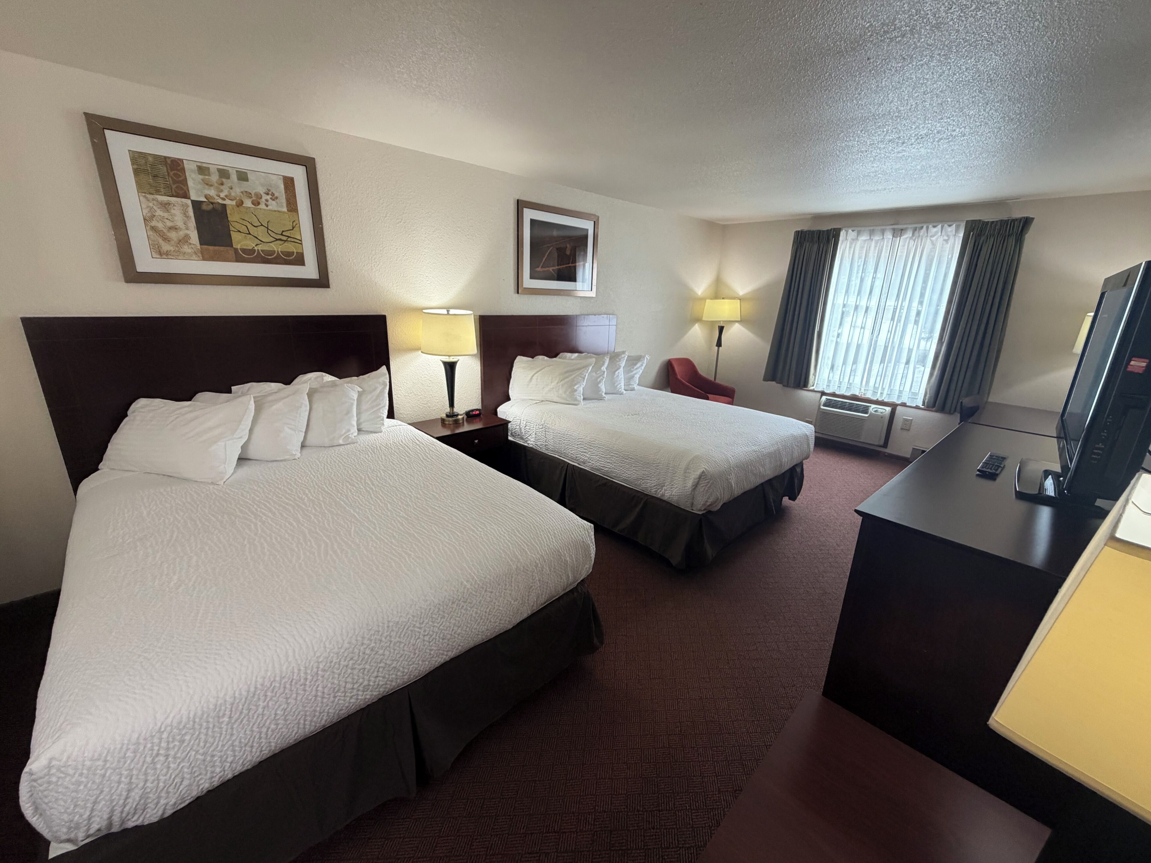 Escritorio, wifi gratis, ropa de cama y despertador 