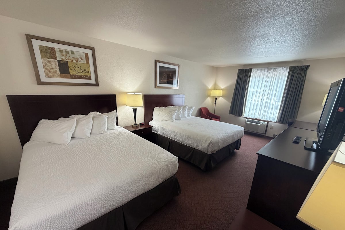 Escritorio, wifi gratis, ropa de cama y despertador