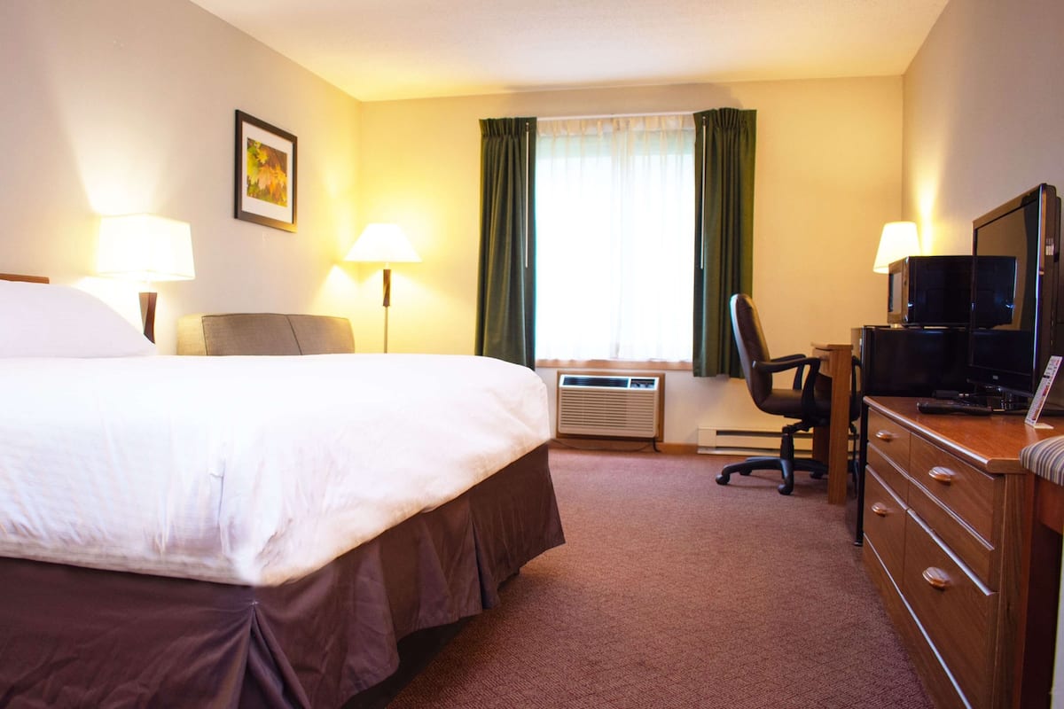 Desk, free WiFi, bed sheets, alarm clocks