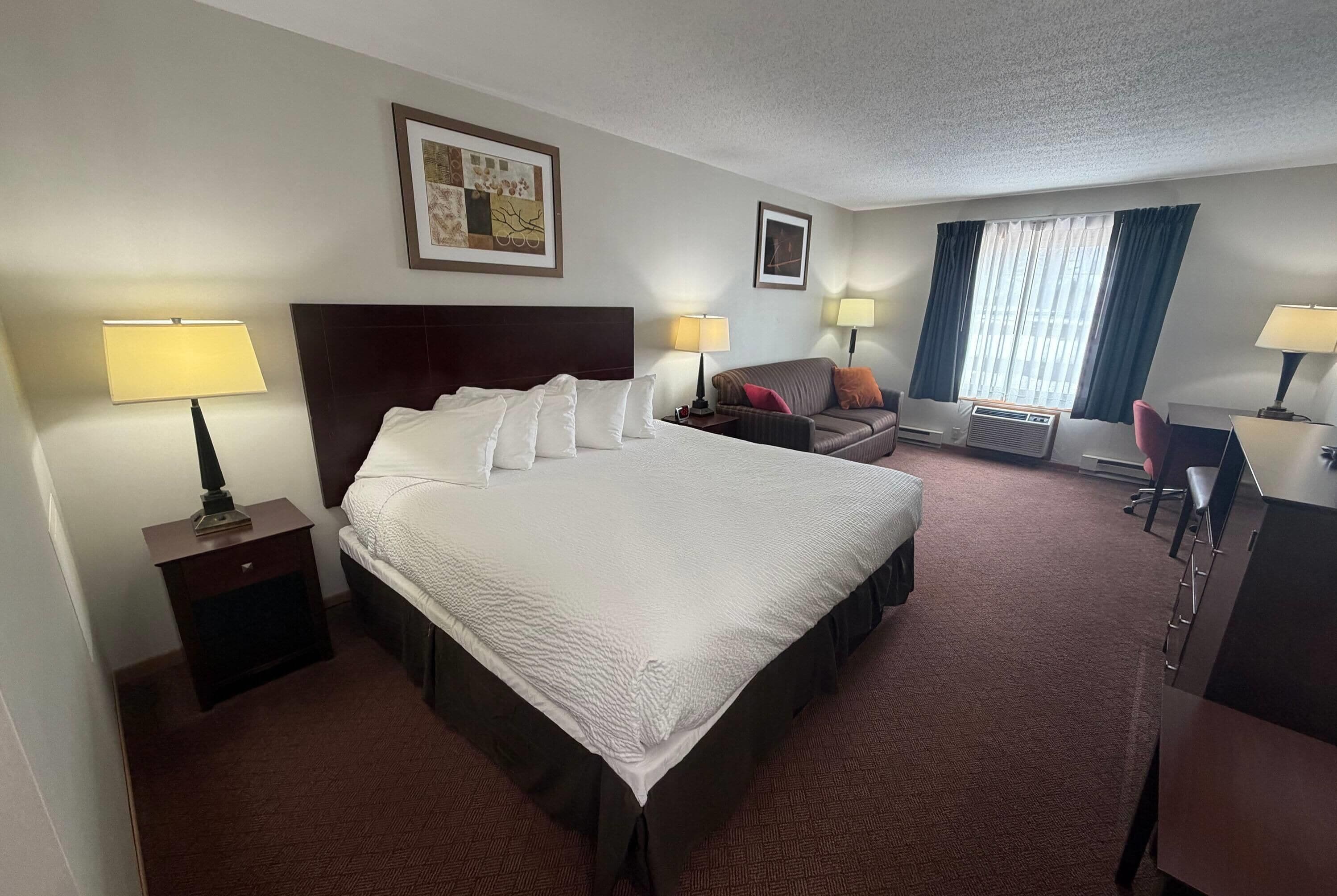 デスク、WiFi (無料)、ベッドシーツ、アラーム付き時計