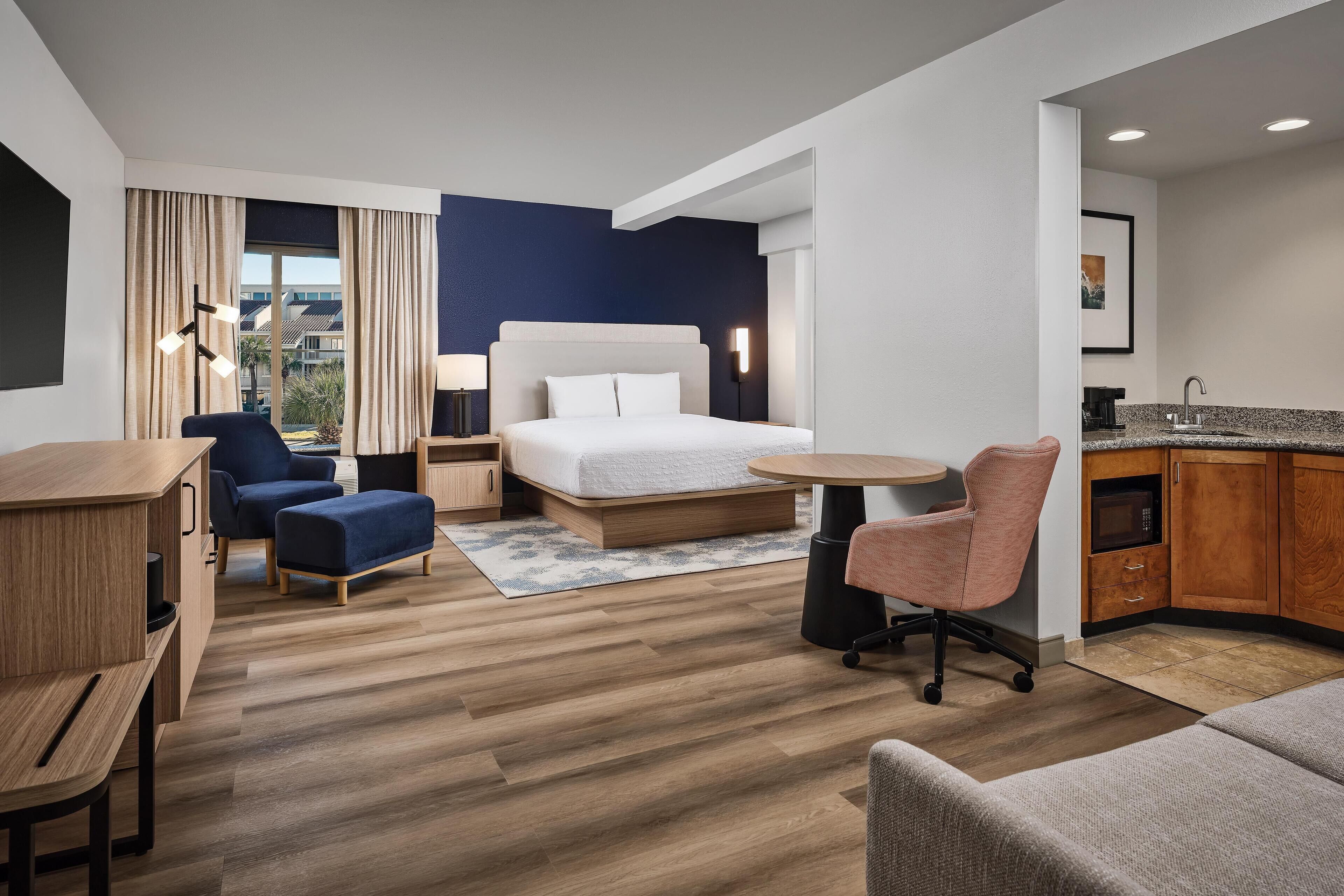 Safe på rommet, skrivebord, reiseseng for barn og wi-fi (inkludert)