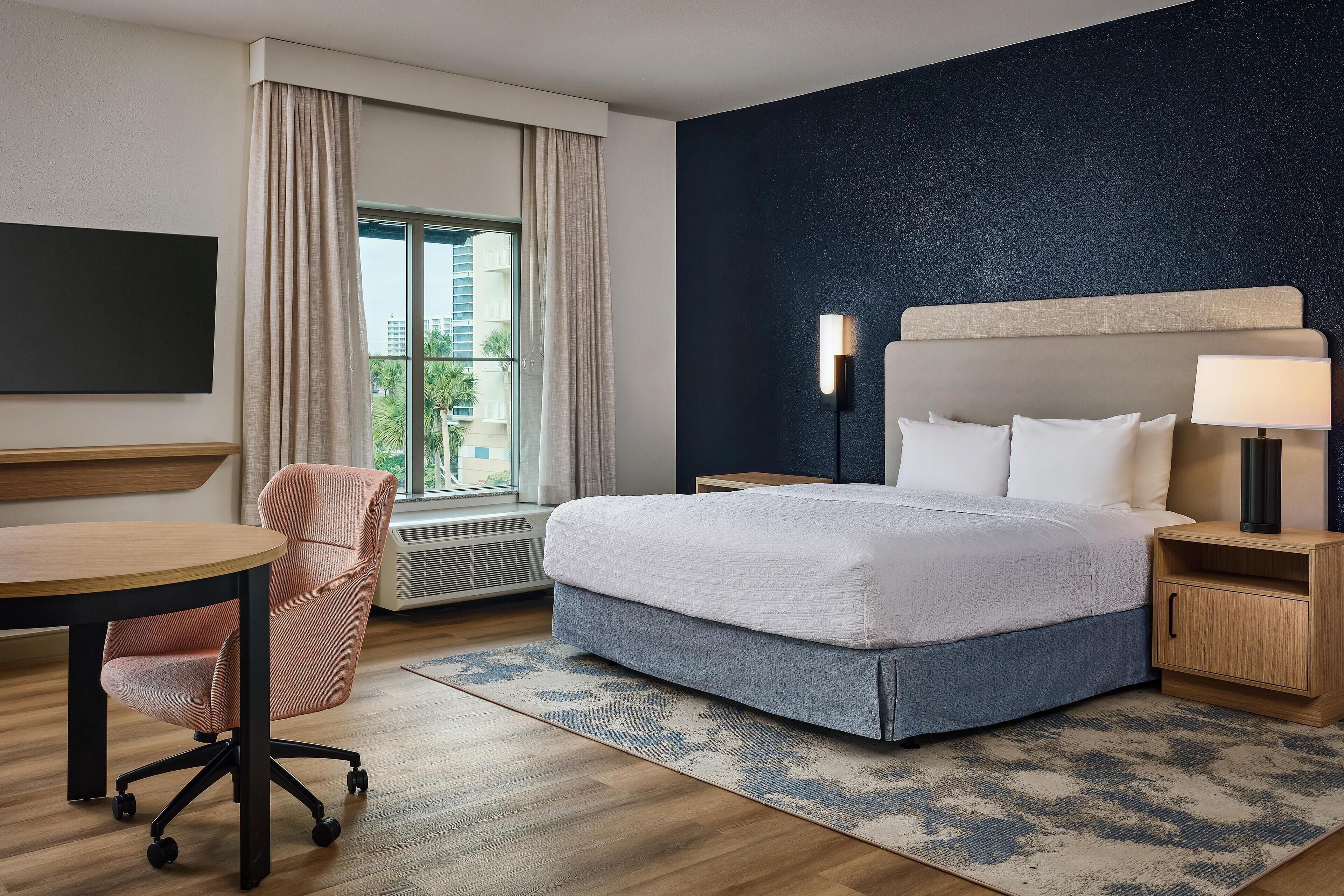 Safe på rommet, skrivebord, reiseseng for barn og wi-fi (inkludert)