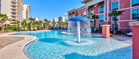 Una piscina al aire libre, sillones reclinables de piscina