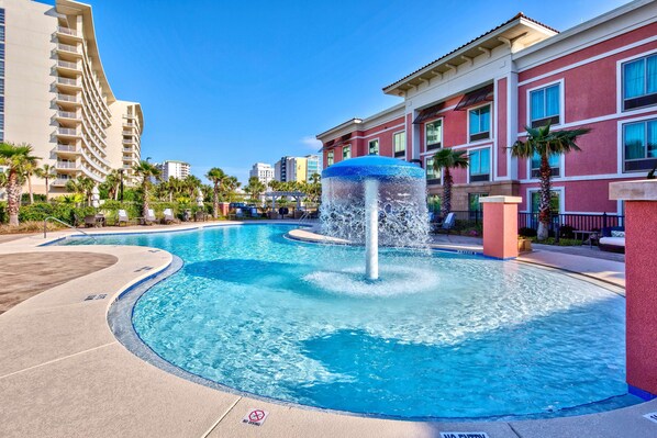 Outdoor pool, sun loungers - Hampton Inn & Suites Destin (Destin)